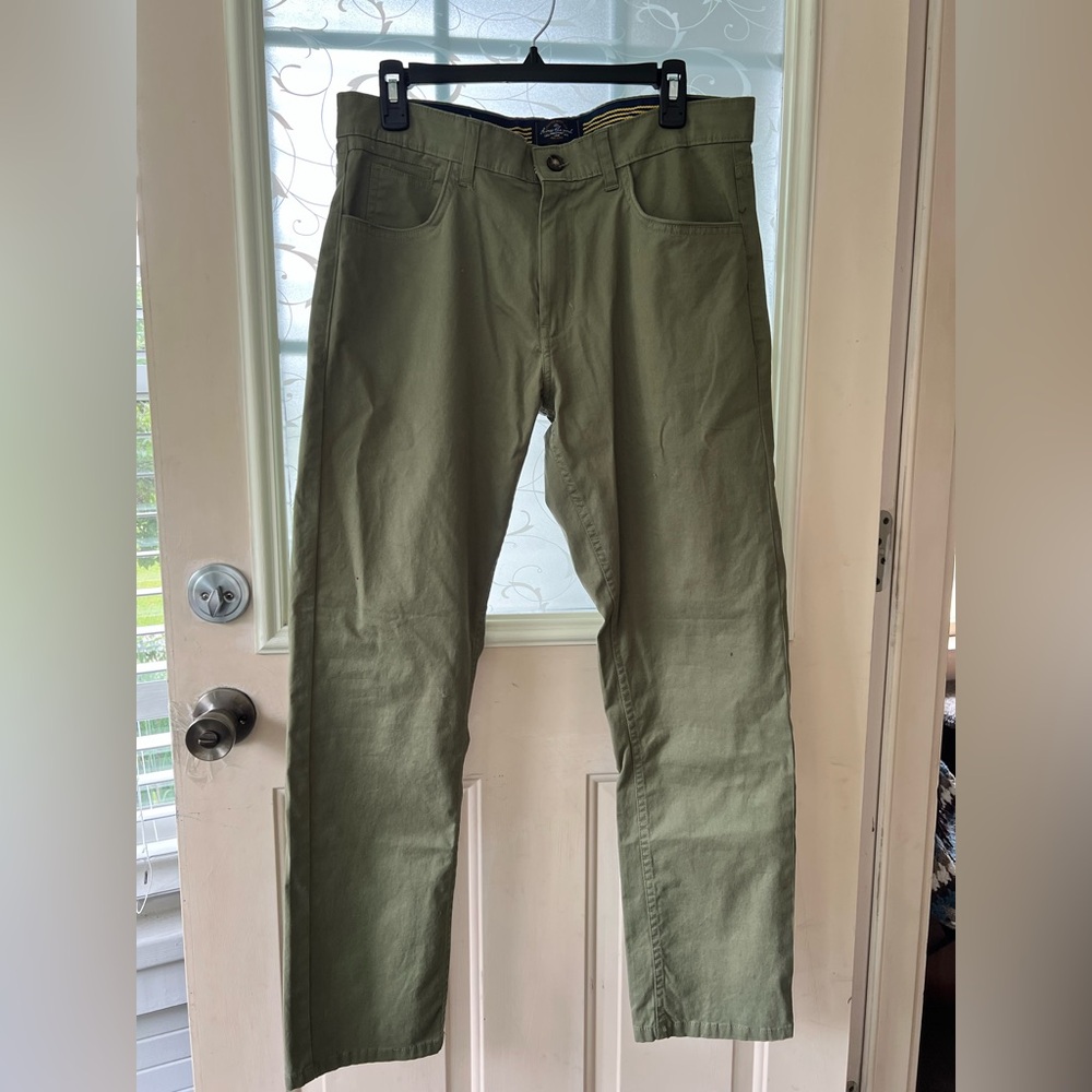 Across the Pond Men’s 34x30 army green zip up signature line chinos.